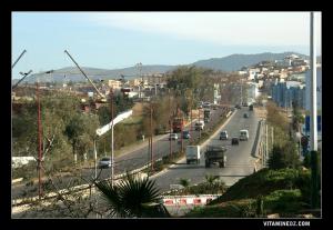 L'entrée de la ville de Tlemcen, à gauche le village populeux de Koudia.