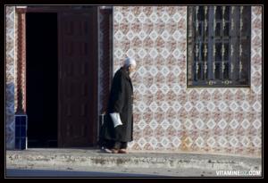 vielle homme et son sac de lait