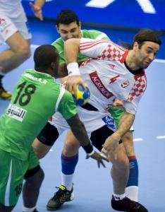 Le Croate Ivano Balic (R) tente de marquer contre Abderrazak Hamad (L) et Saci Boultif (C) d'Algérie