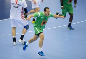 L'Algérien Hamza Zouaoui à célébrer sa victoire après avoir marqué lors des championnats du monde de handball