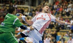 L'Algérien Hichem Boudrali (L) bloque le croate Drago Vukovic