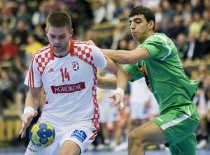 L'Algérien Abdelkader Rahim (R) tente de bloquer le Croate Drago Vukovic au cours des championnats du monde de handball