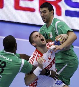 Le Croate Drago Vukovic (C) est aux prises des joueurs Algériens