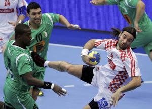 Le Croate Ivano Balic (R) se prépare à marquer contre les Algériens Abderrazak Hamad (L) et Saci Boultif