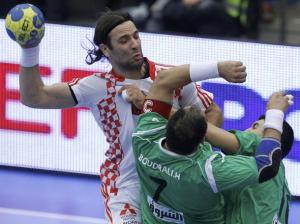 Le Croate Ivano Balic (L) tente de tirer à côté des Algériens Hichem Boudrali (L) et Saci Boultif