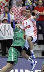 Le Croate Vedran Zrnic (R) tente de passer le ballon à côté de l'Algérien Hichem Boudrali