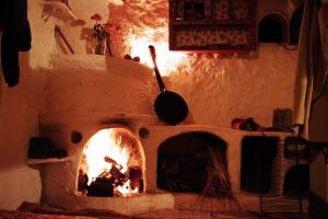 Gambri au coin d'une cheminée