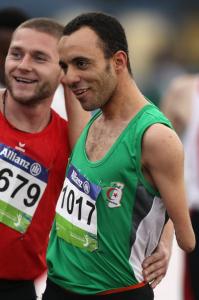 HANDISPORT : Samir Nouioua de l'Algérie célèbre sa victoire dans le 800m hommes