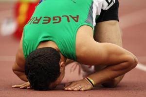 HANDISPORT : Sofiane Hamdi de l'Algérie célèbre sa victoire dans le 200m hommes