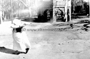 Tlemcen Photo Ancienne - femme en haik transportant le pain au fourneau à Sidi Yacoub