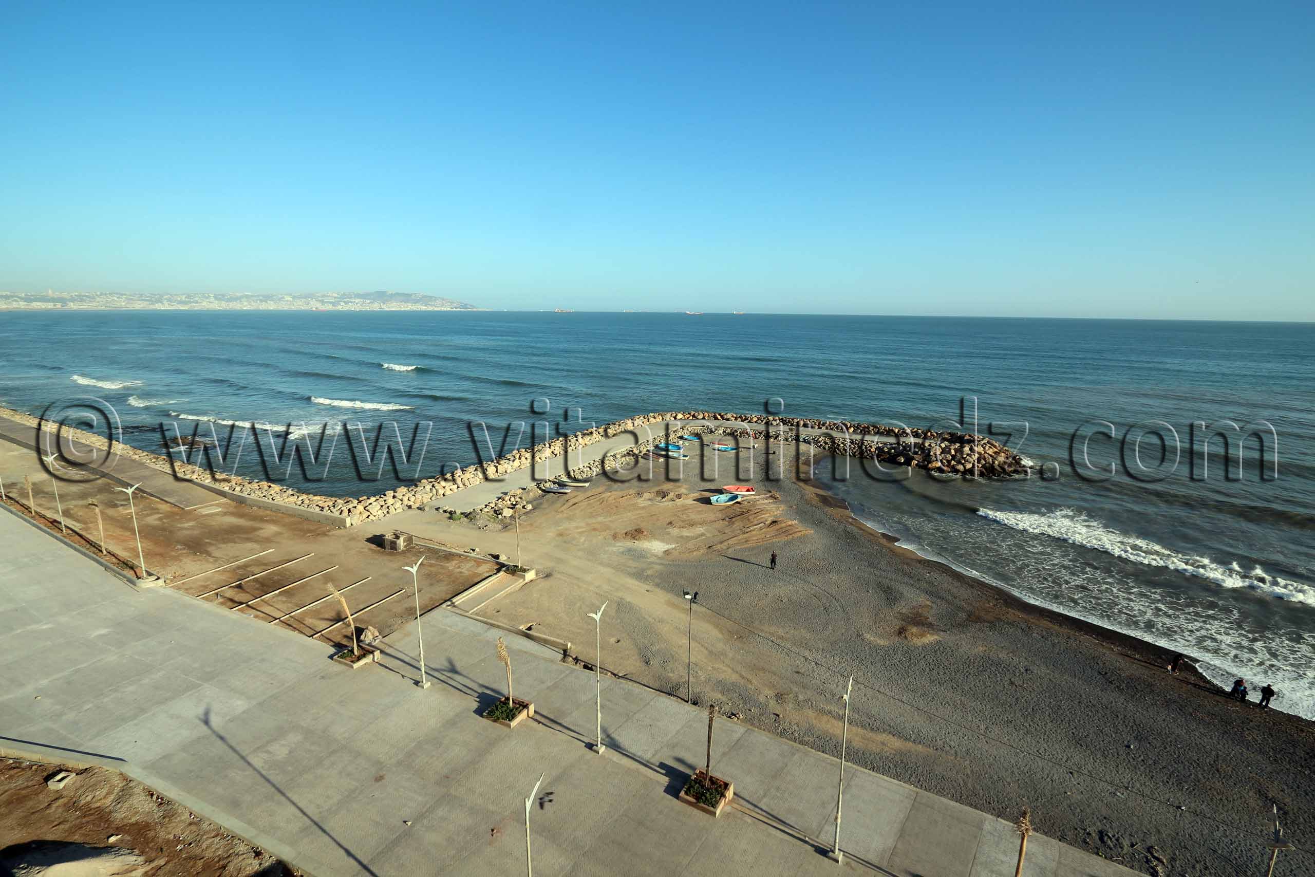 Vue d'Alger et petite plage de l'hotel Adghir - Bordj El Kiffane