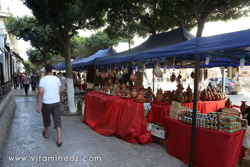 Alger - Place Audin, exposition d'artisanat.