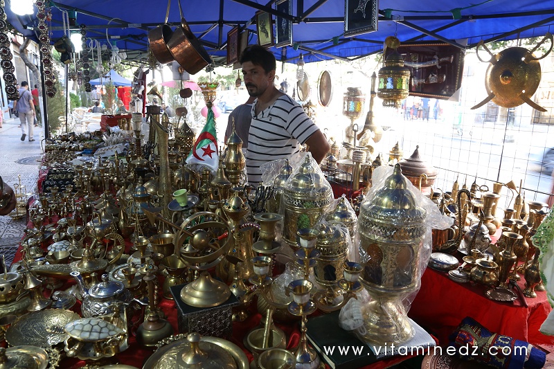 Dinanderie à Alger - Place Audin, exposition d'artisanat.
