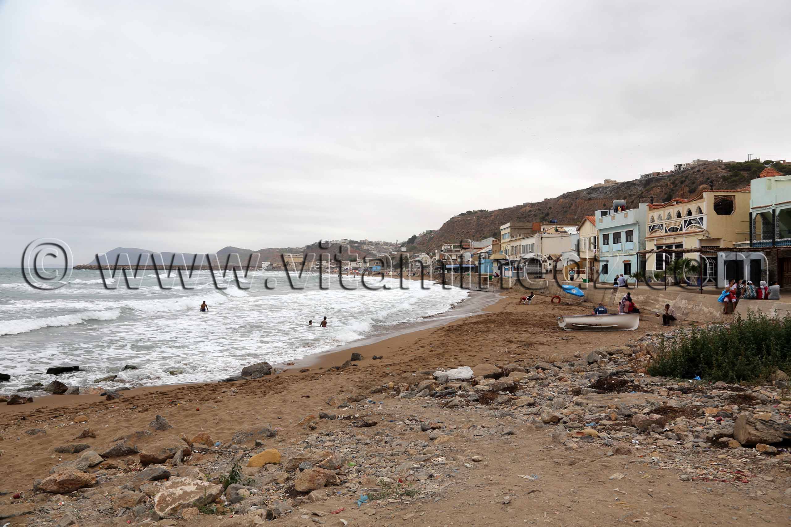 La plage du puits à Beni Saf qui perd son sable ...