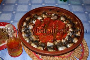 Plat de sardines à la tomate, persil et poivron au four assaisonnée à l\'huile d\'olive