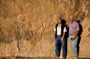 Djanet, Algérie. Affectation spéciale pour l\'équipe d\'enregistrement de African Rock Art, David Coulson (à gauche) et Alec Campbell debout debout à côté de gravures de bovins