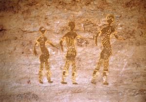 Djanet, Algérie. Trois Période de Tête Ronde peint des panneaux placés dans la ligne et évidemment lié.