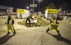 Planète - Toulouse: Action coup de poing de Greenpeace dans une centrale d'achat de Leclerc