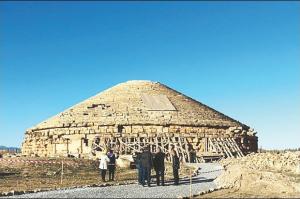 VISITE DU MINISTRE DE LA CULTURE À BATNA: Azzedine Mihoubi au chevet du tombeau numide Imedghassen