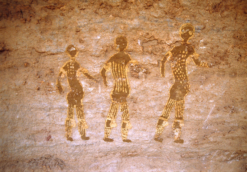 Djanet, Algérie. Trois Période de Tête Ronde peint des panneaux placés dans la ligne et évidemment lié.