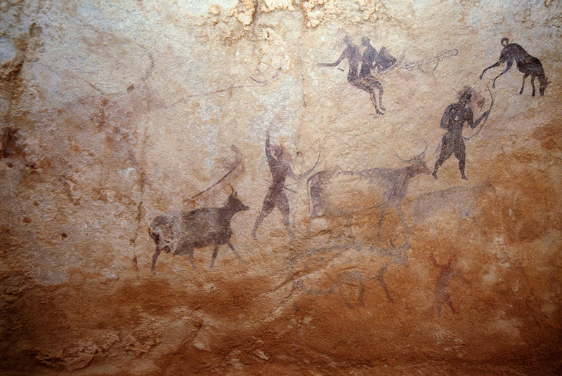 Djanet, Panneau Algeria.Painted du Tassili, de la période pastorale de l'art subsaharienne, montrant des figures humaines et de bétail ainsi que d'un chien.