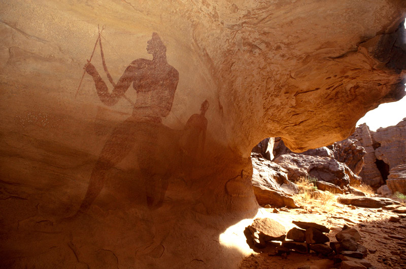 Djanet, Algérie. Peintures de deux grands hommes sur le mur arrière de l'abri.