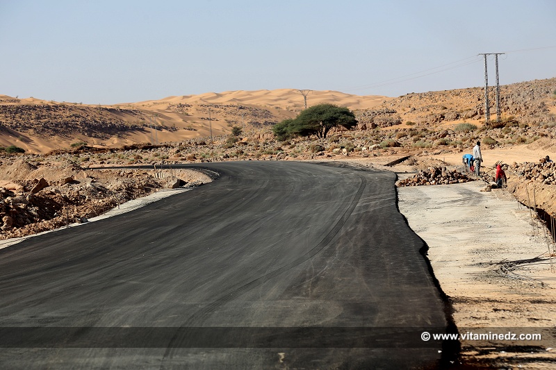 Et encore de l'asphalt à Taghit (Algérie - Wilaya de Béchar)