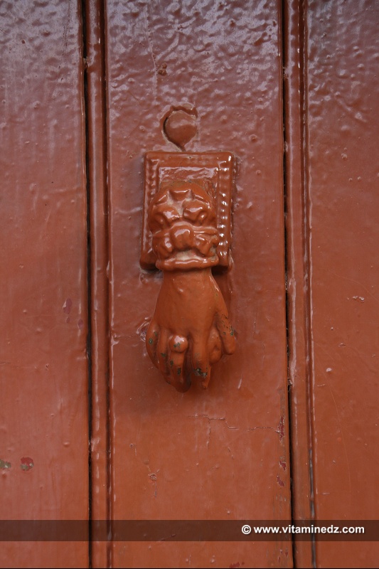 Tlemcen - Jolie porte avec heurtoire, Quartier historique d'El Eubbad