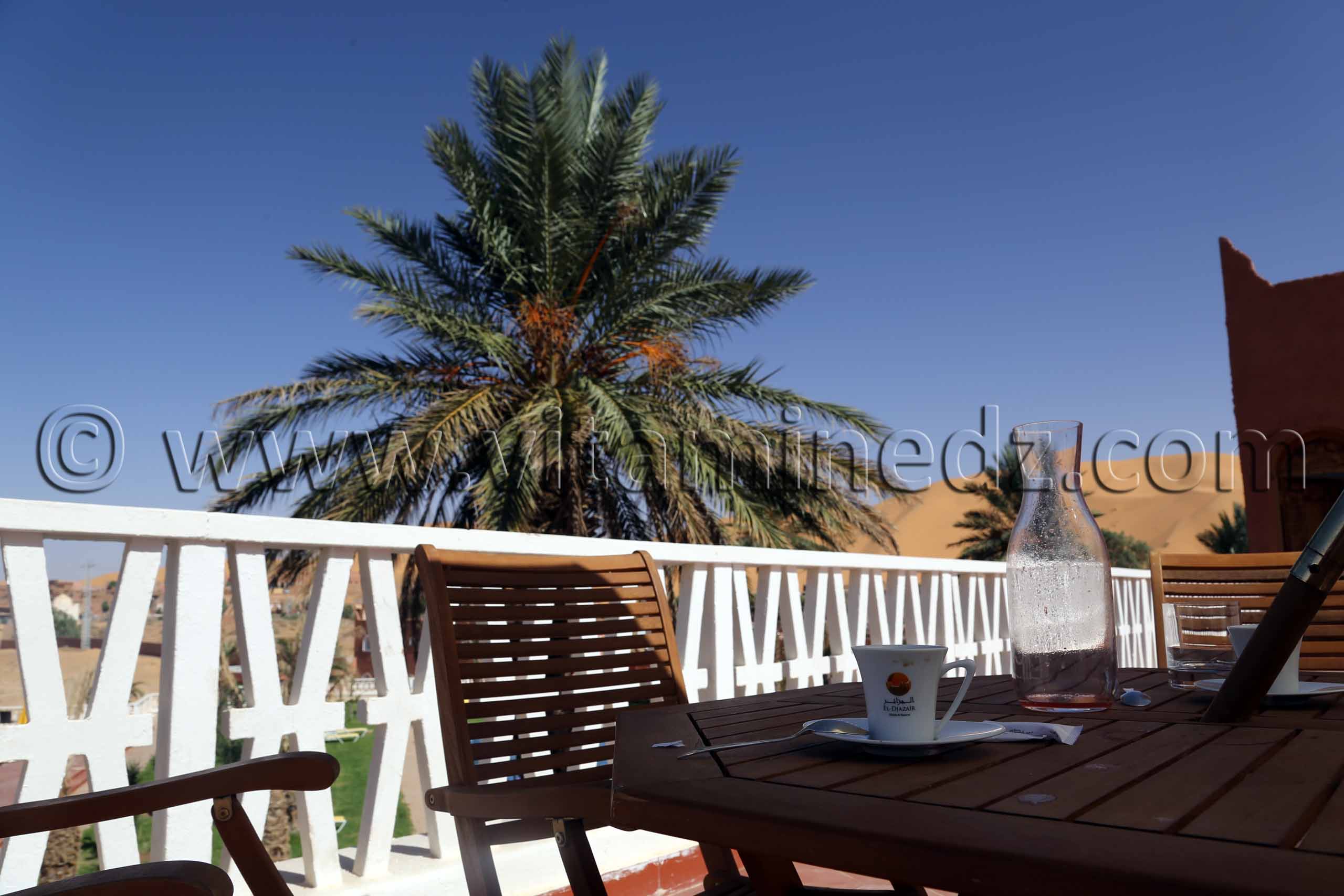 Taghit - Un bon café à la terrasse Hôtel Saoura (W. Béchar)