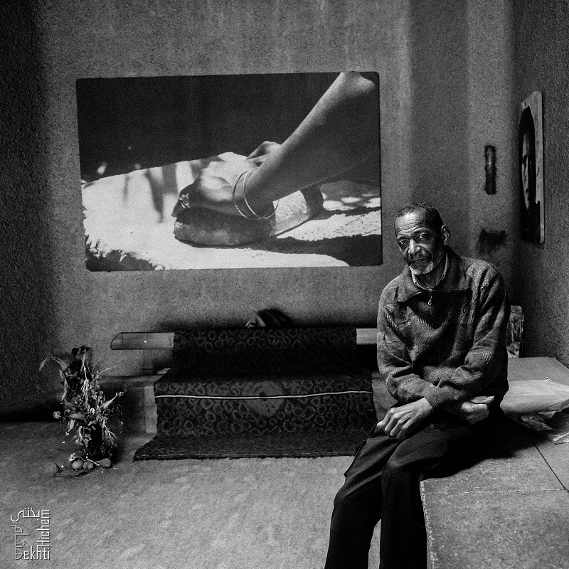 Le photographe Khelil Abdesselam dans sa galerie à Alger