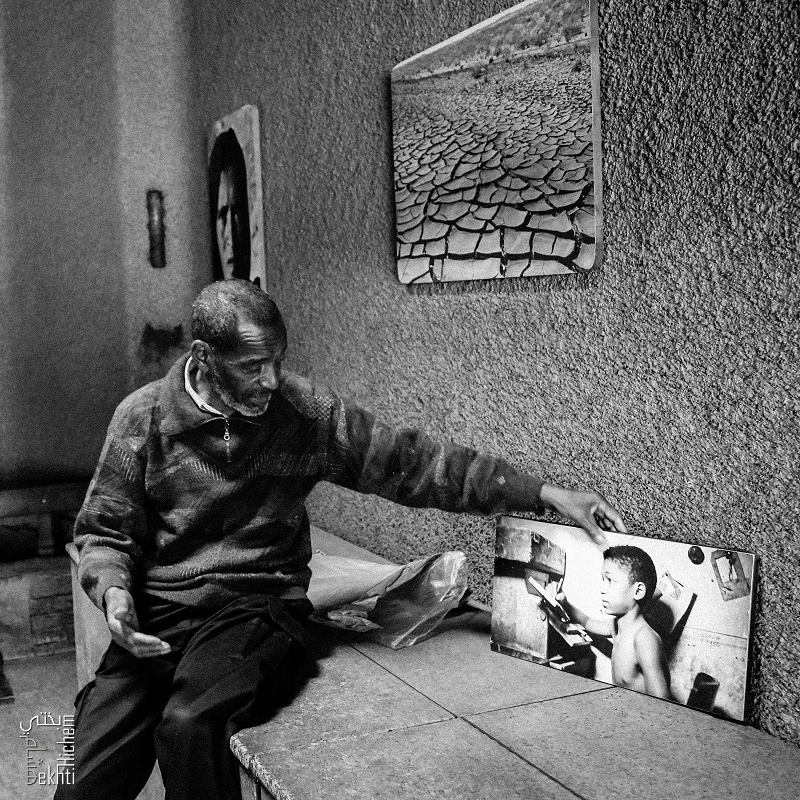 Abdesselam Khelil montrant sa photo à l'age de 10 ans