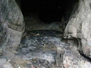 Constantine - Site naturel de la ville: La grotte des Ours vandalisée