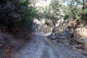Chemins escarpés pour atteindre la Plage Bkhata - Commune Souahlia (Tlemcen)