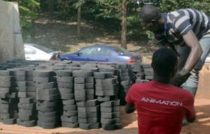 Planète - Afrique: Sous le plastique, les pavés  le pari de l'ancien footballeur Roger Milla au Cameroun