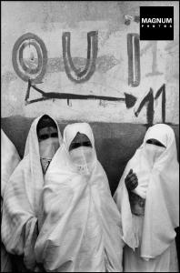 ALGÉRIE. Alger. Les femmes voilées se rendant aux bureaux de vote pour le référendum d'indépendance. Juillet 1962.
