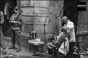 Alger. Dans le quartier Casbah, les troupes françaises montent la garde, toujours à l'affût de possibles émeutes.