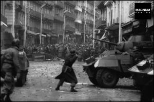 ALGÉRIE. Alger. Dans la rue principale, la rue Michelet, jeunes manifestants opposés d'un plan de paix avec la France. 1960.