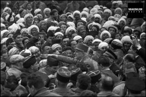 Ain Temouchent. Décembre 1960. Général DE GAULLE écrasé par les foules massives en dehors de l'hôtel de ville.
