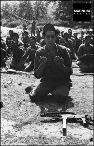 ALGÉRIE. 1957. Le FLN (Front de libération nationale) soldats déposent leurs armes pour faire leur prière.
