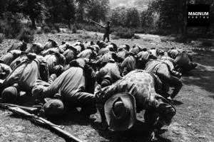 ALGÉRIE. 1957. Le FLN (Front de libération nationale) pause prière.