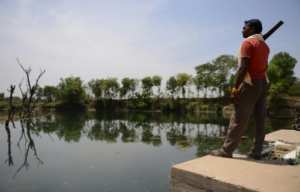 Planète -  En Inde, des gardes armés protègent des réserves d'eau face aux agriculteurs désespérés