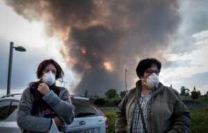 Planète - Espagne: une gigantesque décharge de pneus encore en feu, risque en baisse