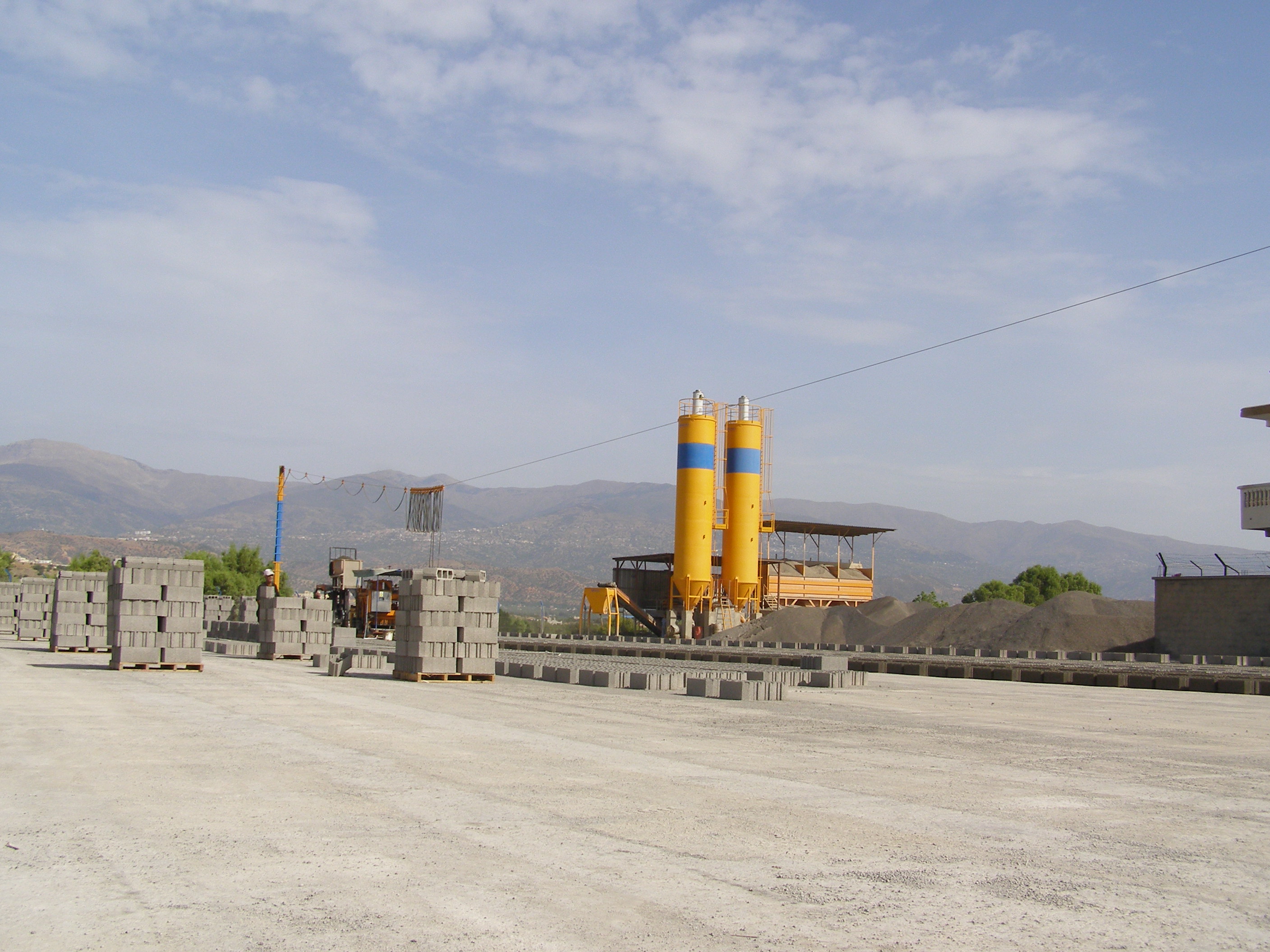 Unité de production de produits agglomérés en béton