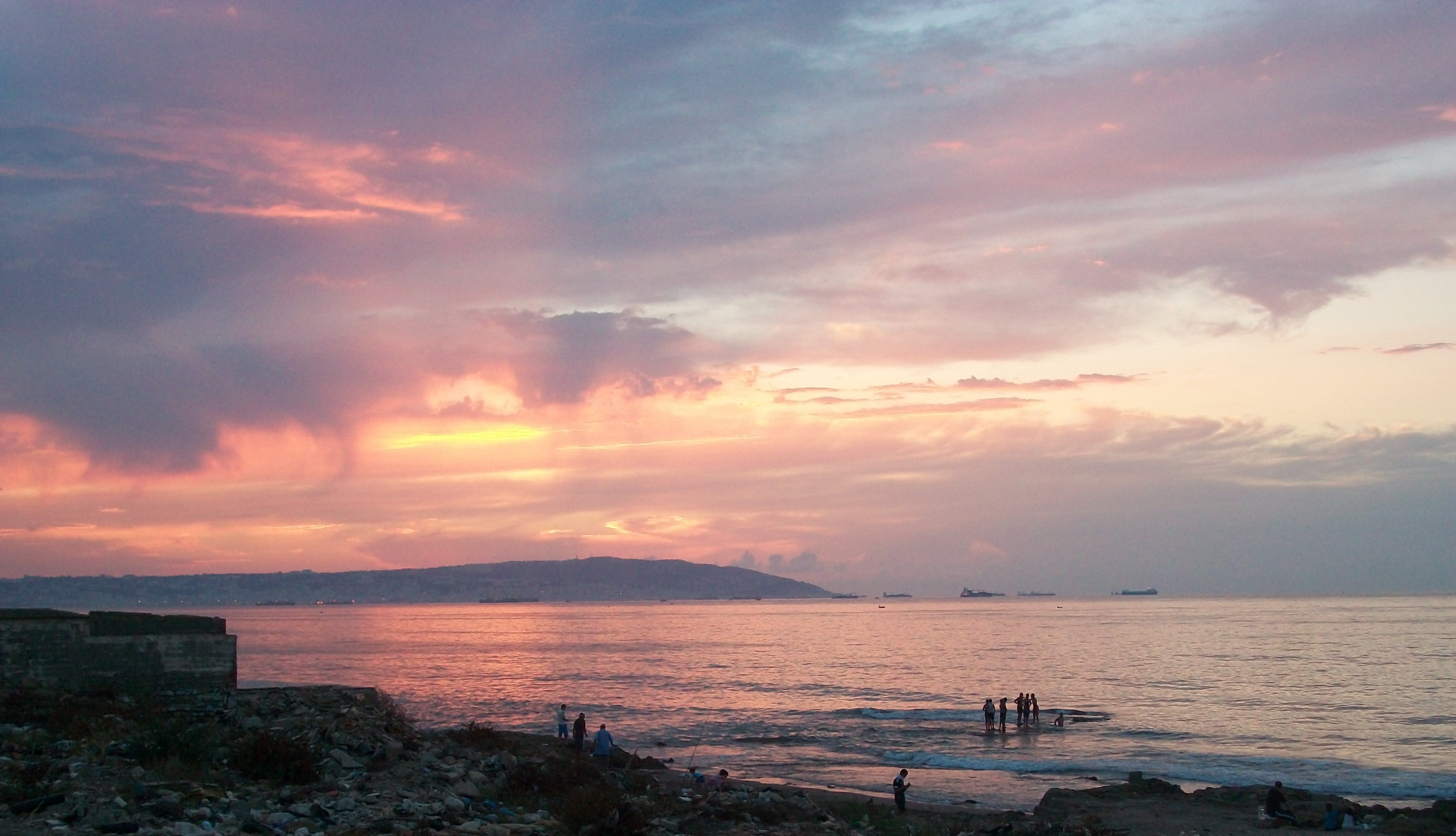 fort de l'eau verte rive couché de soleil