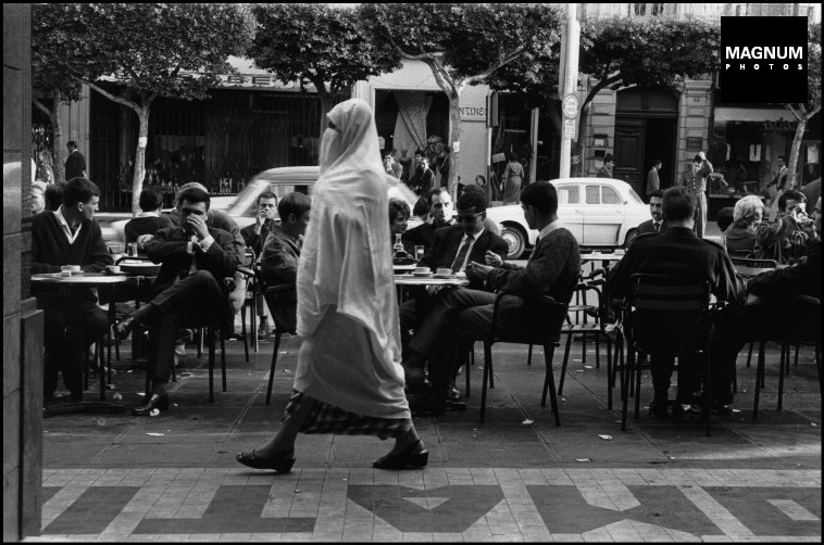 Alger. Les hommes se réunissent traditionnellement seul sur les cafés de trottoir près de la «Automatique», un lieu de rencontre favori.