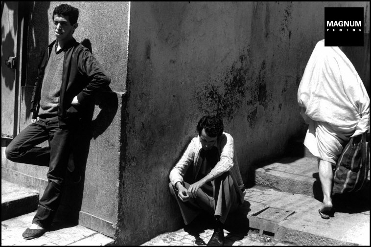 ALGÉRIE. Alger. Les jeunes hommes sans emploi. Les Algériens les appellent «hitists» (ceux qui gardent le mur). 1982.