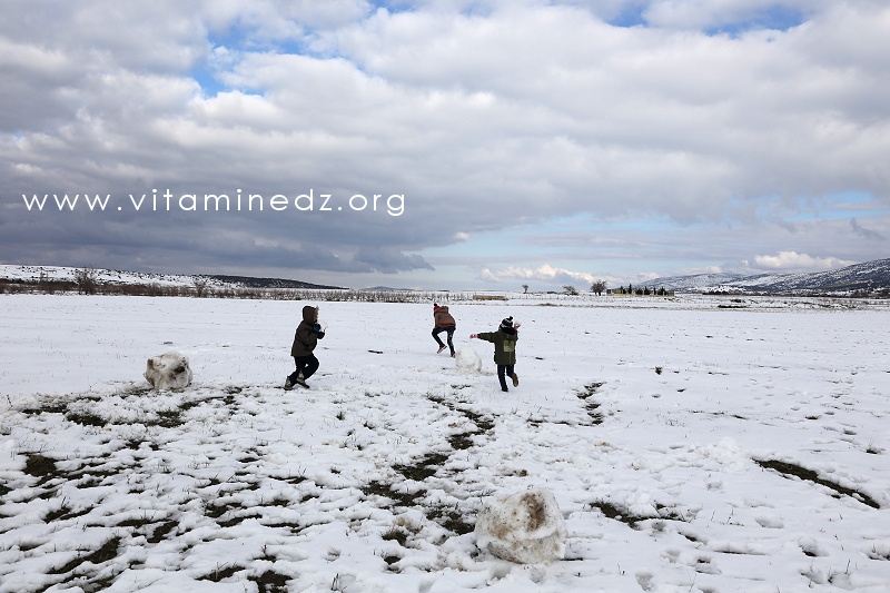 Jeux d'enfants neige Tlemcen  Parc National, neige abondante sur les hauteurs de Terny