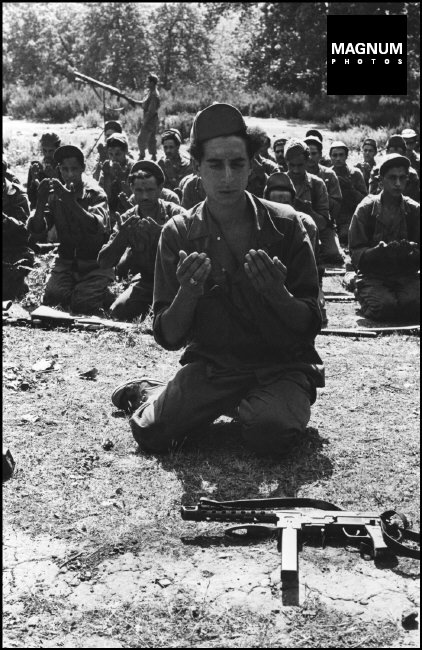 ALGÉRIE. 1957. Le FLN (Front de libération nationale) soldats déposent leurs armes pour faire leur prière.