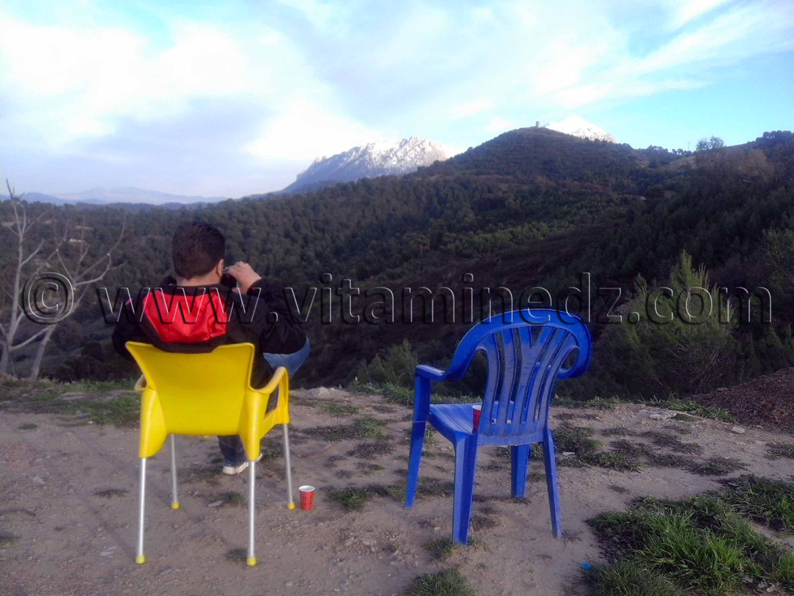 Un café face aux chaines montagneuse d'El Wanchariss