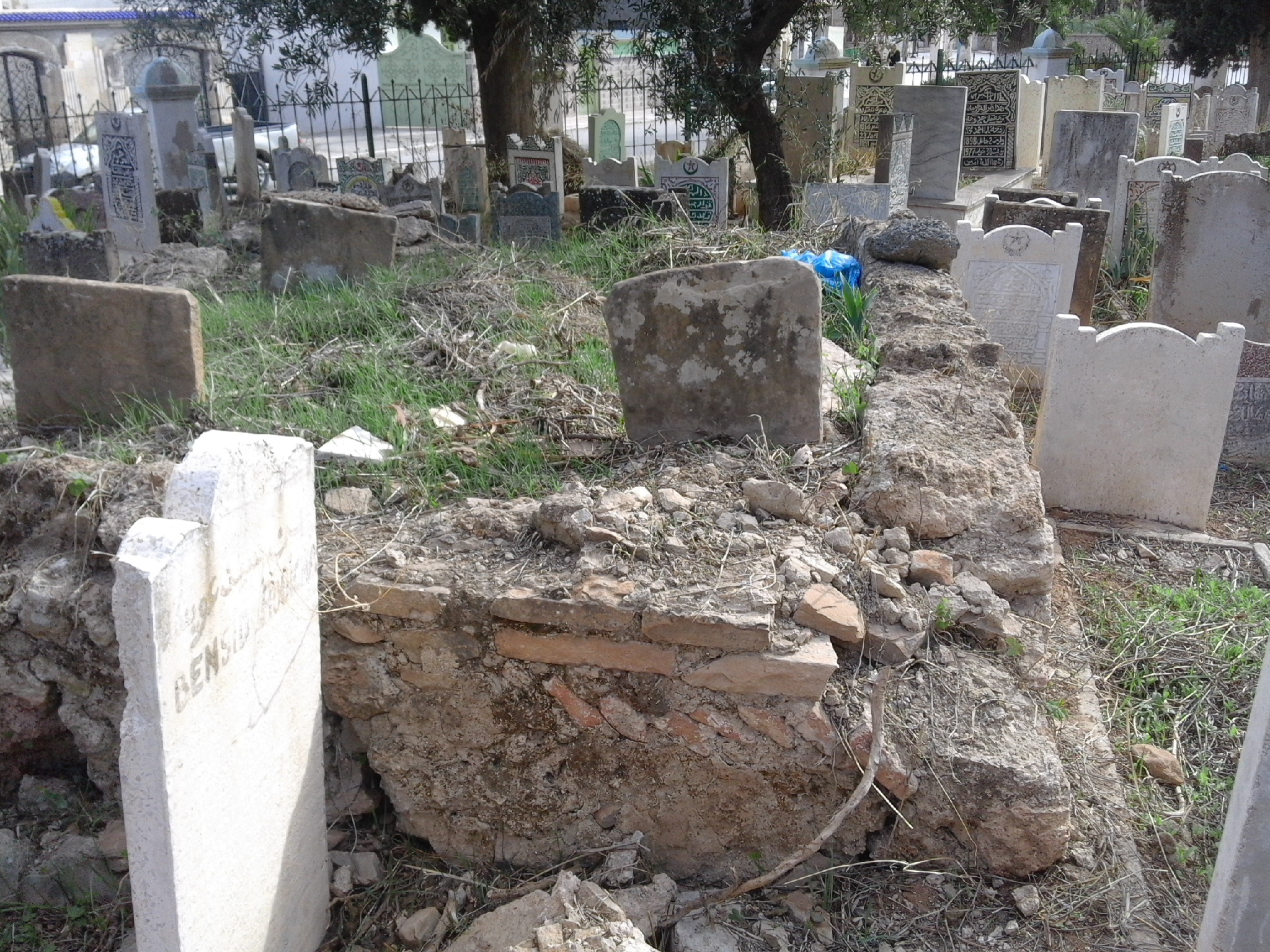 Marabouts abandonnés au cimetière de Sidi Senoussi (Tlemcen)